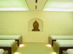 Transluzente Spanndecke im Wellness-Bereich