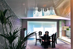 Wohnzimmer mit Wandbespannung und LIchtdecke