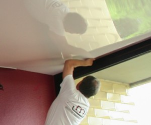 Guido Mettner montiert fachmännisch eine Spanndecke