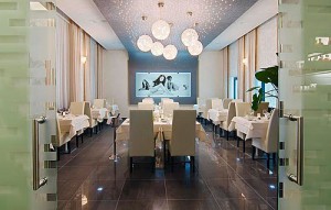 Restaurant mit DIPline PU-Schaumdecke und LED Steckleuchtensystem