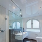Badezimmer mit Lichtspots und Spanndecke