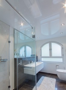 Badezimmer mit Lichtspots und Spanndecke