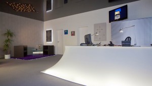 Arbeitsplatz im Spanndecken Showroom