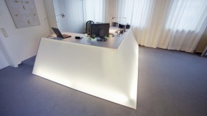 Arbeitsplatz im Spanndecken Showroom