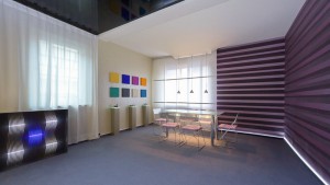 Alter Showroom mit Spanndecke