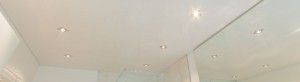 Weiße Lackspanndecke im Badezimmer und Spots
