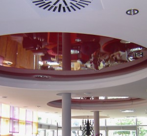 Rote Lackspanndecke im Cafe
