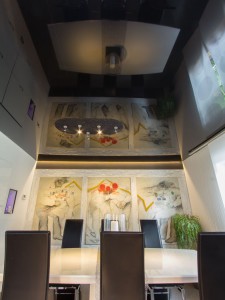 Schwarze Spanndecke im Esszimmer