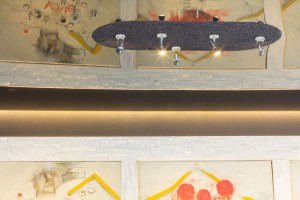 Schwarze Spanndecke Esszimmer mit Kunst a nden Wänden