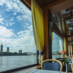 Ausblick auf den Rhein auf Schiff mit Spanndecke