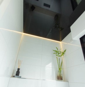 Lackspanndecke in Schwarz mit Lichtleiste im Gäste-WC indirektes Licht