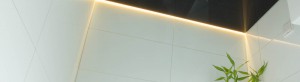 Lichtleiste an der schwarzen Spanndecke im Gäste-WC