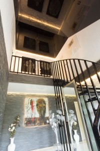 Enges Treppenhaus mit schwarzer Spanndecke
