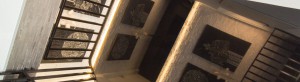 Schwarze Spanndecke im verwinkelten Treppenhaus