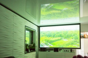 LED-Beleuchtung und Beamerwand zu Spanndecke