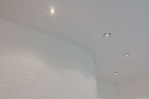 Kurvige Wand mit Spanndecke, präziser Zuschnitt