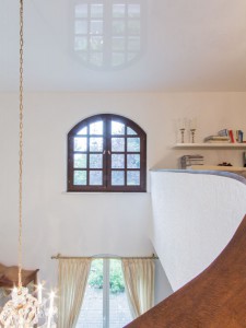 Spanndecke in exklusiver Wohnlandschaft auf zwei Ebenen