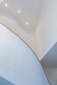Spanndecke im Treppenhaus mit gewellten Wänden.
