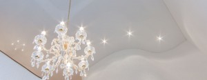 Exclusives Treppenhaus mit gewellter Wand - präziser Zuschnitt der Spanndecke