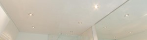 Badezimmer mit weißer Spanndecke und Lichtspots