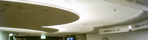 Perforierte Lichtdecke in der Tickethalle des Berliner Hauptbahnhofs