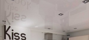Moderne Küche mit lackweißer Spanndecke und Halogenspots