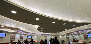 Licht hinter perforierter Spanndecke in Tickethalle des Hauptbahnhofs Berlin
