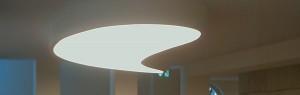 Tropfenförmige Lichtdecke im Berliner Kulturzentrum