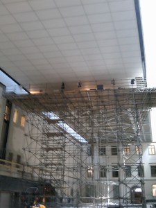 Voll eingerüstet, arbeiteten wir auf 19 Meter Höhe an den Spanndecken