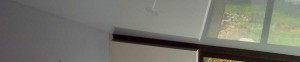 Dachschräge mit Spanndecke im Wohnzimmer