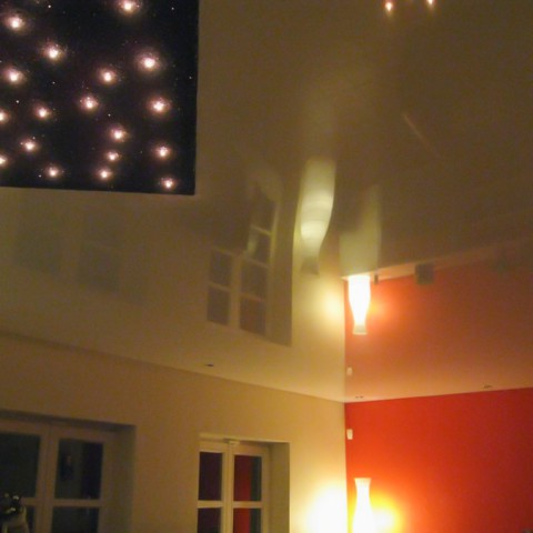 Wohnlandschaft mit Spanndecke + Kamin - Spanndecken Mettner