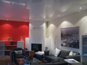 Gemütliches Wohnzimmer mit Akustikspanndecke und Kamin
