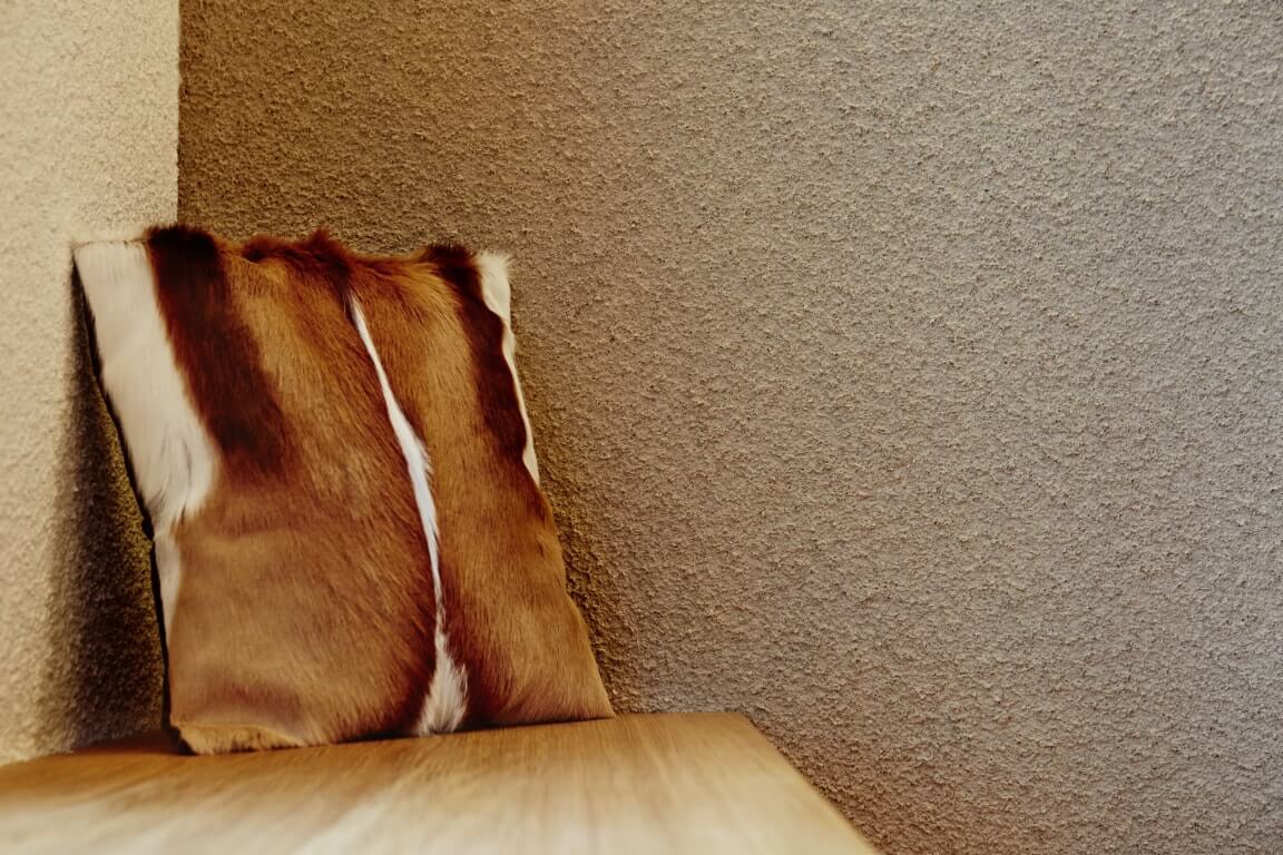 akustikputz-raumdesign-bank-beige - Spanndecken Mettner