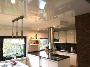 Hochglanz Küche weiße glänzende Decke