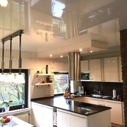 Decke abhängen in der Küche – weiß glänzend - Spanndecken Mettner